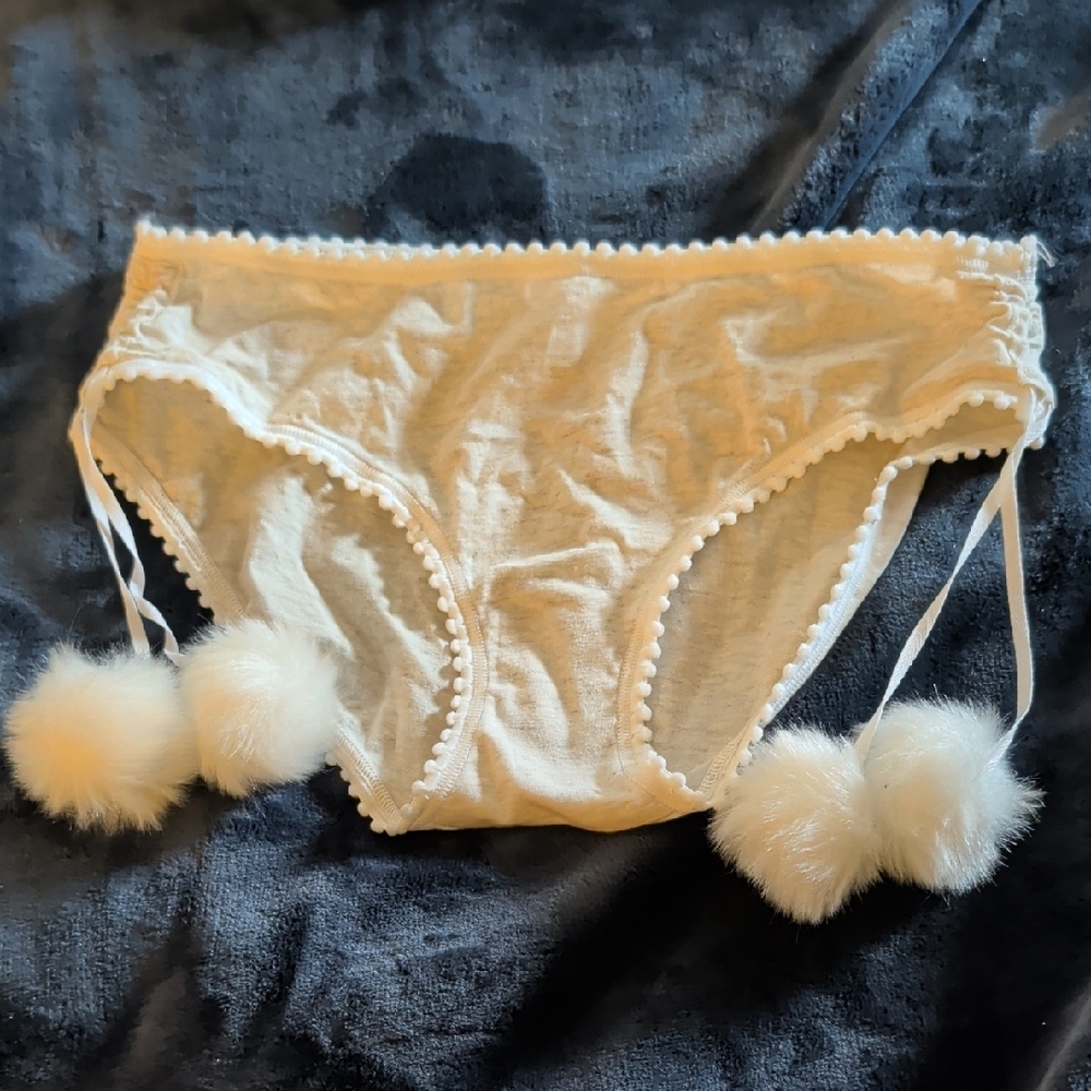 NWT Victoria's Secret Heathered Ivory Pom-Pom Hip-hugger Panties